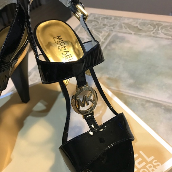 Michael Kors Patent shoes. Size 7.5. Charm T-Strap - Picture 4 of 4